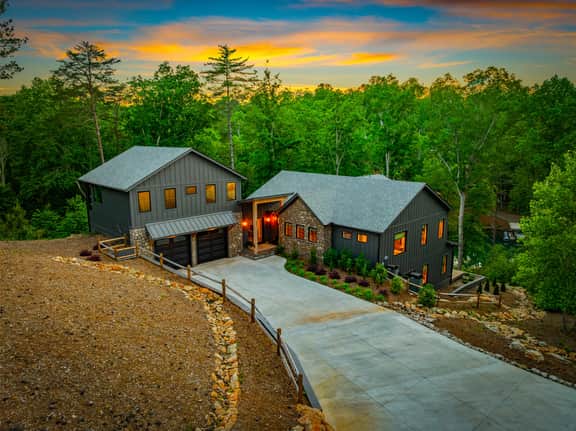 Lake Keowee House - A Luxury Lakeside Retreat - Image 2