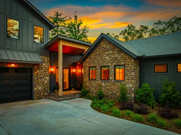 Lake Keowee House - A Luxury Lakeside Retreat - Image 4